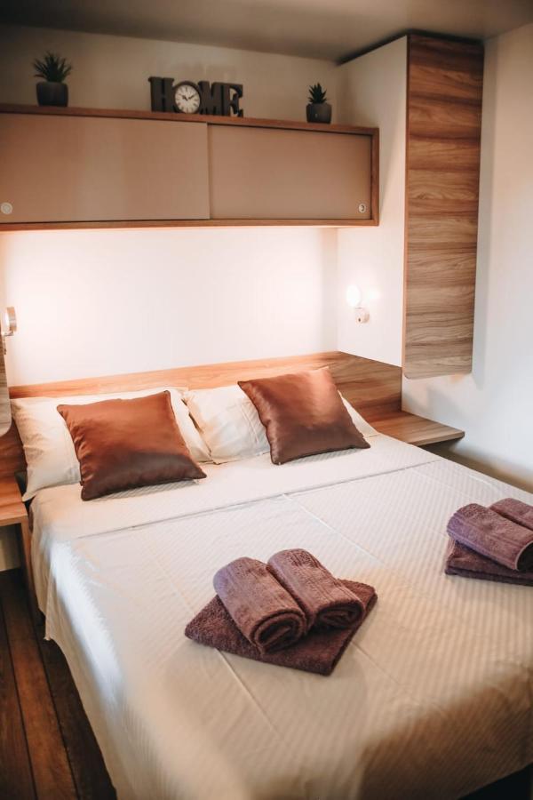 Mobile Home Kailani Nr 121, Camping Porton Biondi روفينج المظهر الخارجي الصورة